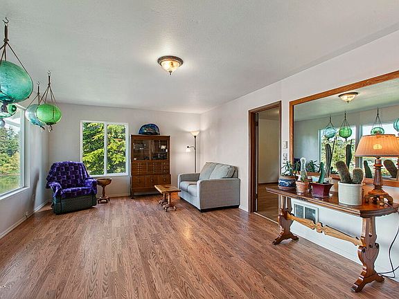 5th image of 460 SE Edgecliff Dr