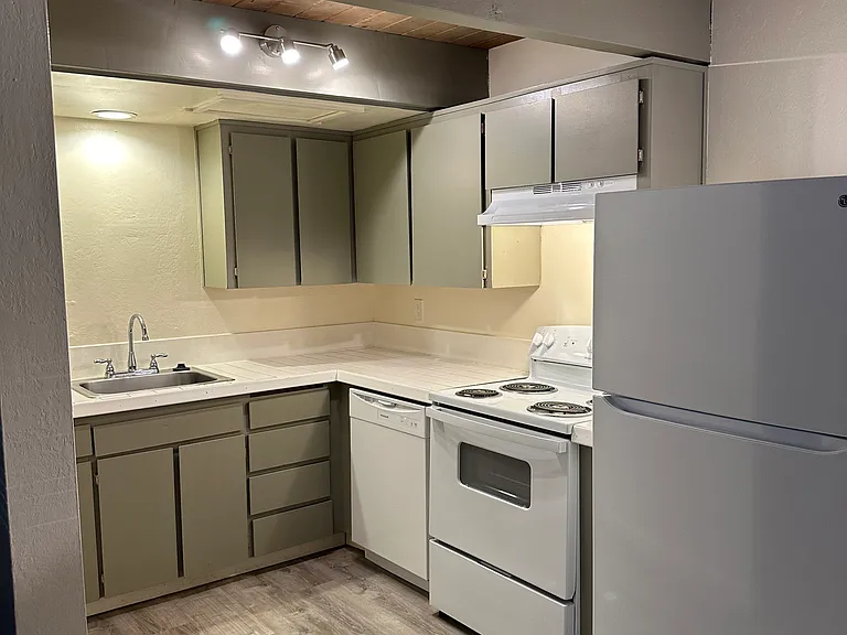 2425 SW Leonard St #3 — Photo 1