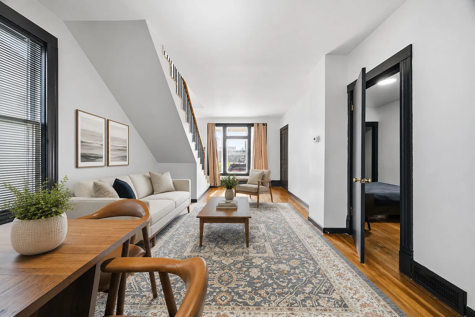 5 bed, 1976 sqft, $2,400 — Photo 4