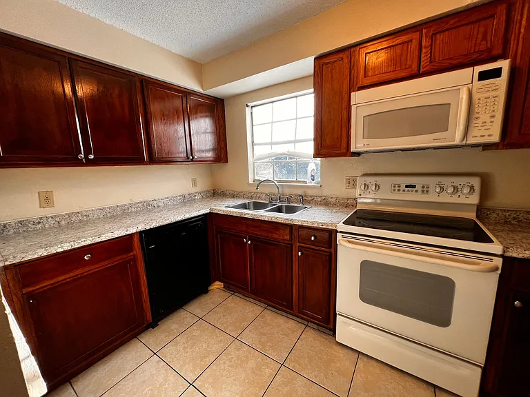 14410 Reuter Strasse Cir #215 — Photo 2