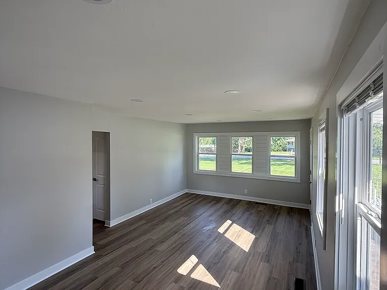 1825 Ridgeway Dr — Photo 3