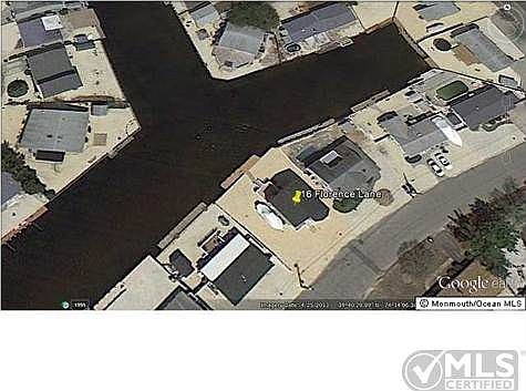 Sits at "tee" of lagoon