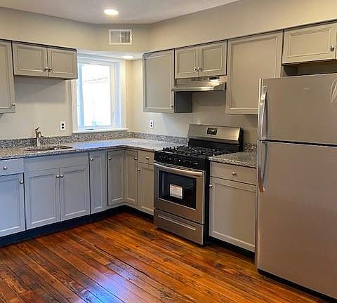2nd image of 915 Linden St