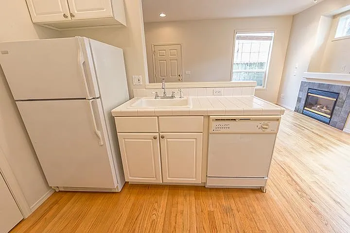 2012 NW Lovejoy St #2 — Photo 12