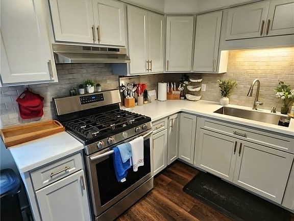 4th image of 504 W Henley St