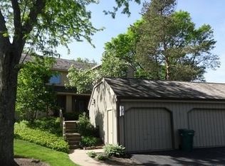 89 Cedar Rdg, Lake Barrington, IL 60010