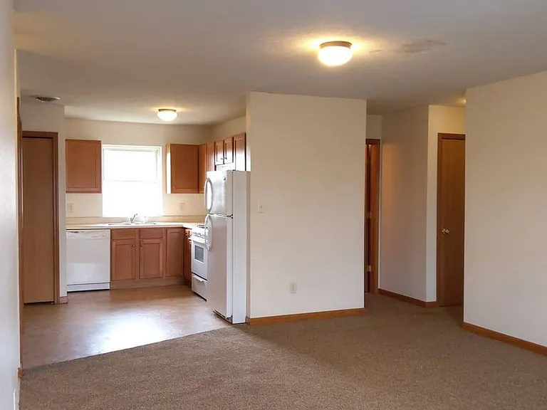 279 Woodridge Ct — Photo 2