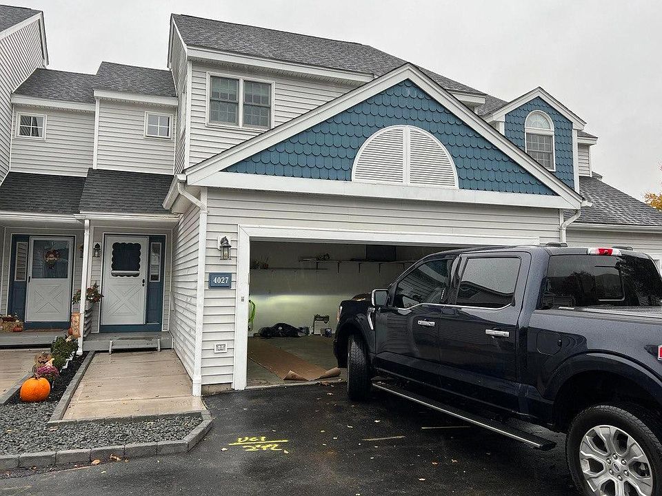 Front facade, 2 cars garage.