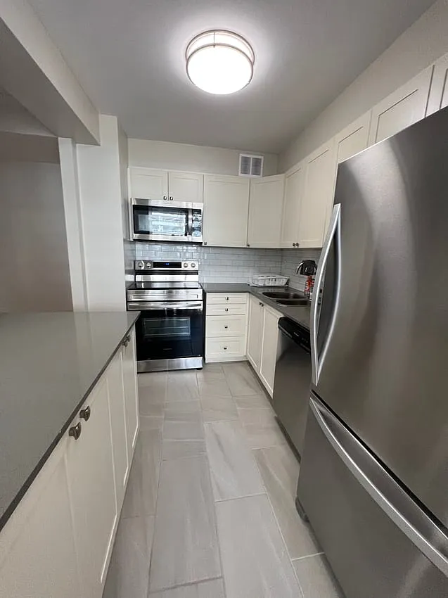 Deluxe Room - Rosehill Avenue & Yonge Street — Photo 4