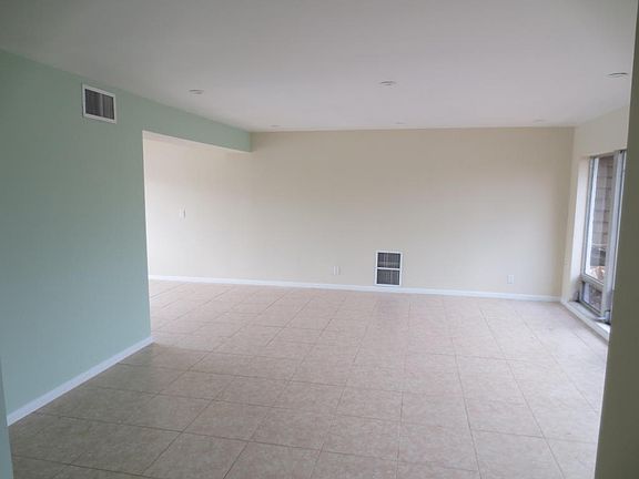 4th image of 705 Heron Dr