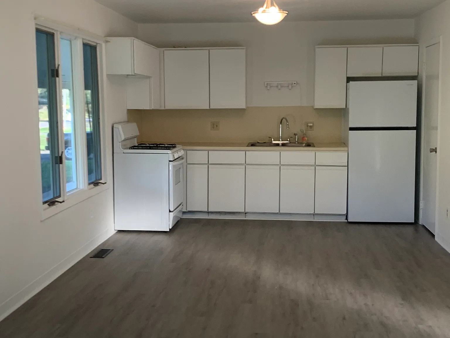 2 bed, 1000 sqft, $1,275 — Photo 2