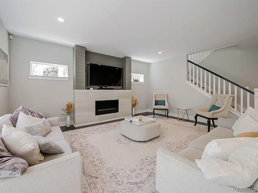 4 bed, 3.5 bath, 5100 sqft, $6,500 — Photo 2