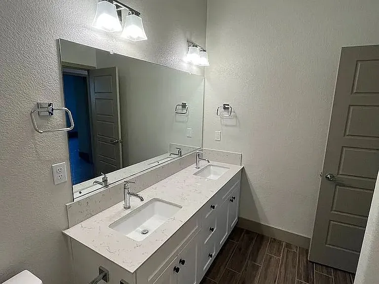 2418 Bastidas Dr — Photo 7