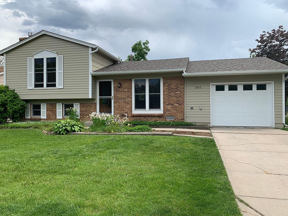 880 W. Willow is well-maintained, freshly painted, and remodeled with modern fixtures. New carpets were installed in June 2019. The main living area and kitchen are hardwoods.