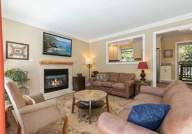 3 bed, 1298 sqft, $4,960 — Photo 3