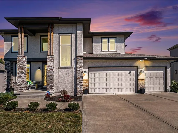 7295 NW Forest Lakes Dr, Parkville, MO 64152