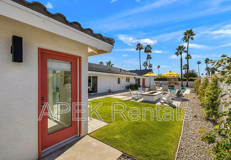 945 N Buttonwillow Cir — Photo 48