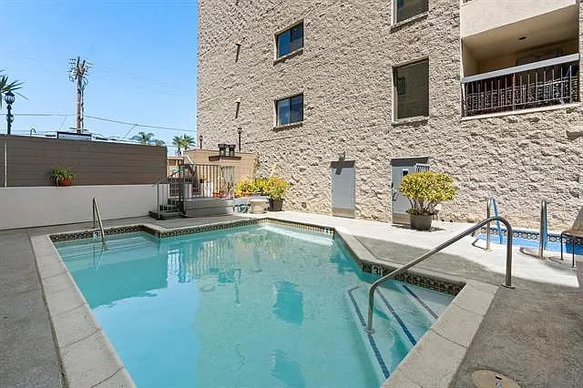 BANKERS HILL TOWERS OFFERS A SMALL POOL FOR RELAXING AND A SPA