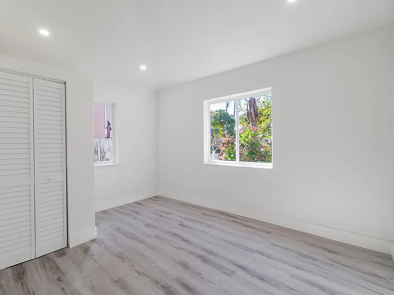 113 SE 8th Ave — Photo 9