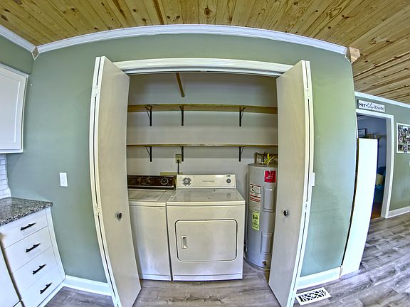 Pantry/Laundry