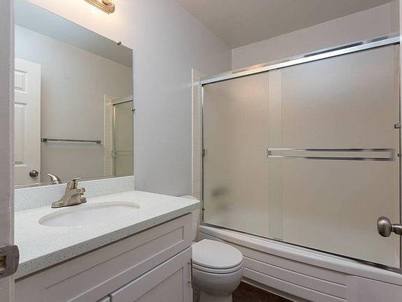 3rd image of 911 Lexington Ave APT 3