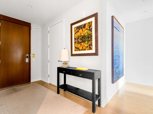 10 Riverside Boulevard image 14 of 31