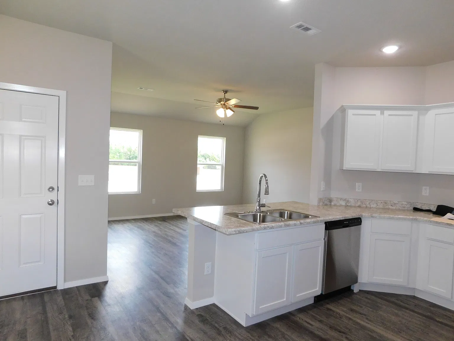 3 bed, 1366 sqft, $1,800 — Photo 2