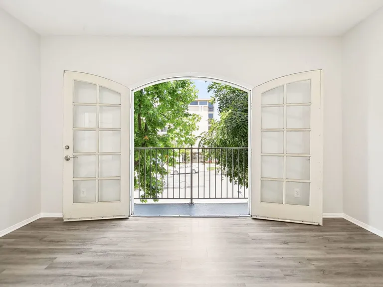 2245 Beverly Glen — Photo 123