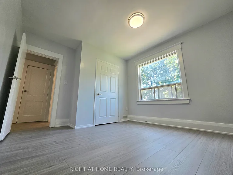 344 Glebeholme Blvd #UPPER — Photo 7