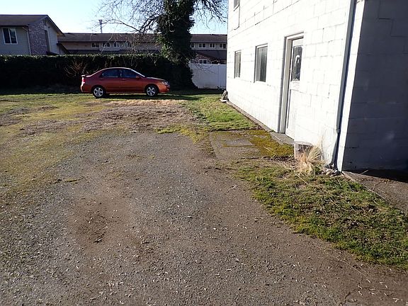 3rd image of 210 9th Ave SE APT 2
