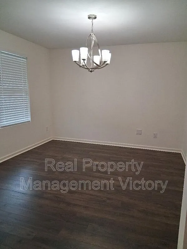 5 bed, 3.0 bath, 2511 sqft, $2,300 — Photo 3