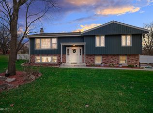 5615 Essex Rd, Lisle, IL 60532