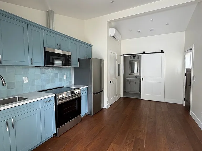 320 E Maple Ave — Photo 3