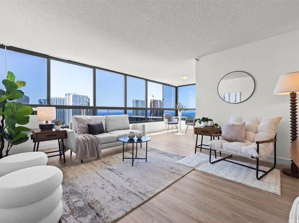 876 Curtis St APT 2704, Honolulu, HI 96813