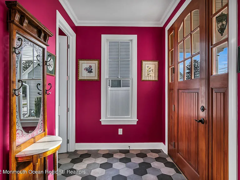 812 Claridge Dr — Photo 3