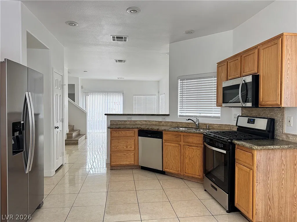 3 bed, 2.5 bath, 1412 sqft, $1,795 — Photo 3