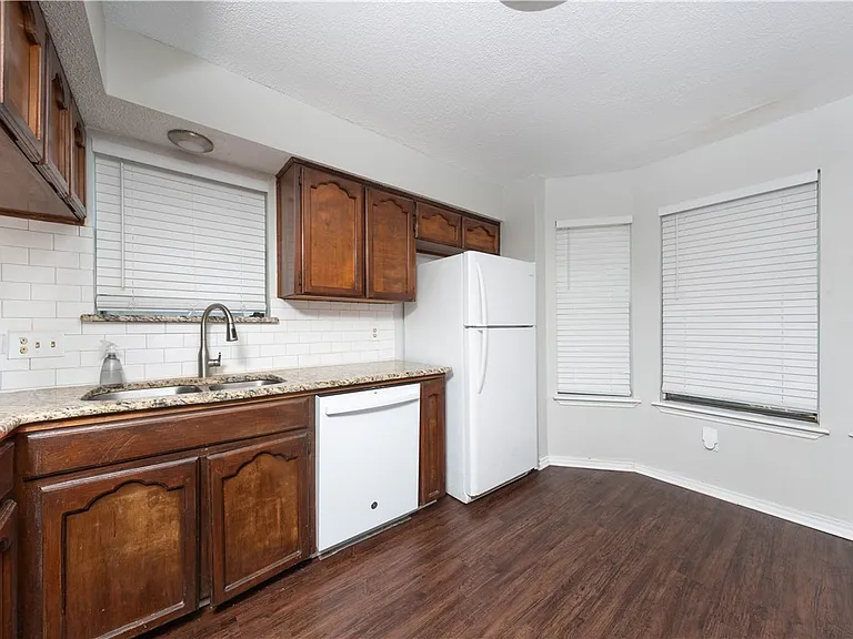 4010 Oak Bay Dr #E — Photo 3