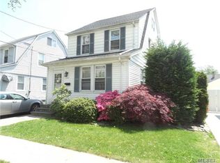 102 Lehigh St, Williston Park, NY 11596