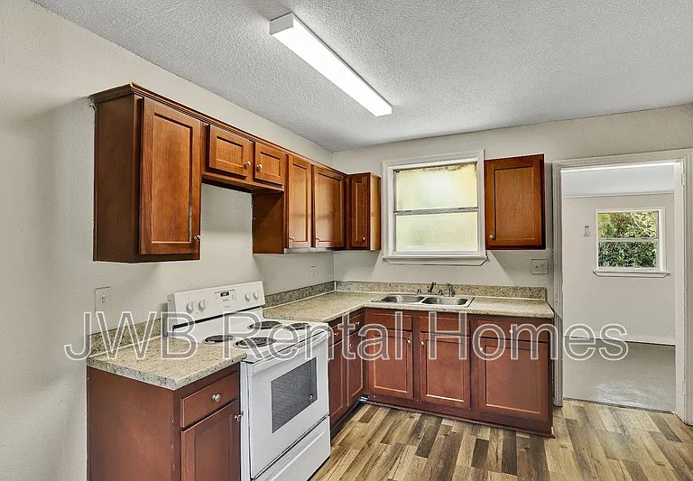 1288 W 28th St — Photo 4