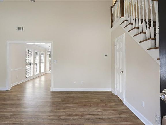 2nd image of 1012 Chateau Ln SE