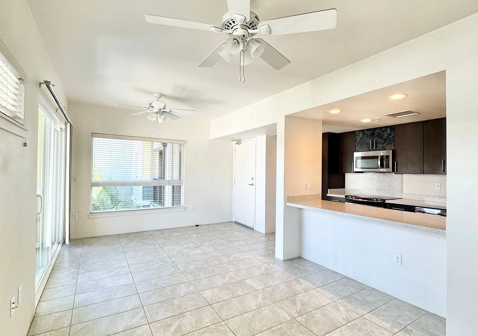 Highly Desirable 1 Bedroom Unit With 2 Parking! - Ka Malanai — Photo 1