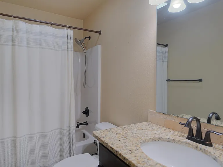 1021 Chesterfield Dr — Photo 4