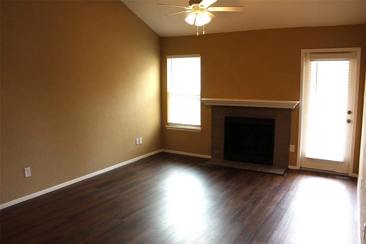 Building Photo - 2011 Spenwick Dr #427