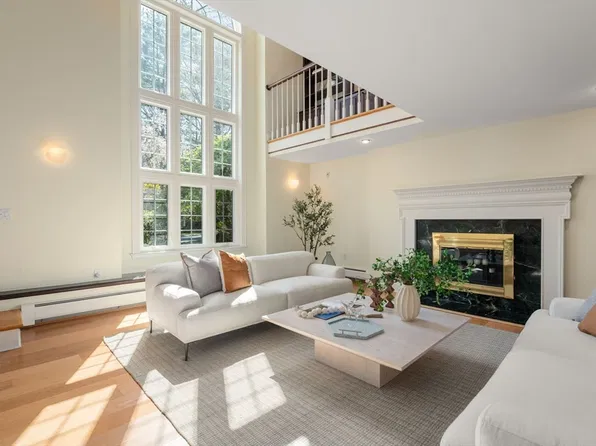 13 Cot Hill Rd, Bedford, MA 01730