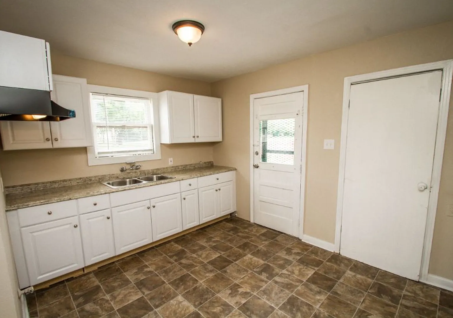 Nice 3BR/1BA House Near Downtown — Photo 3