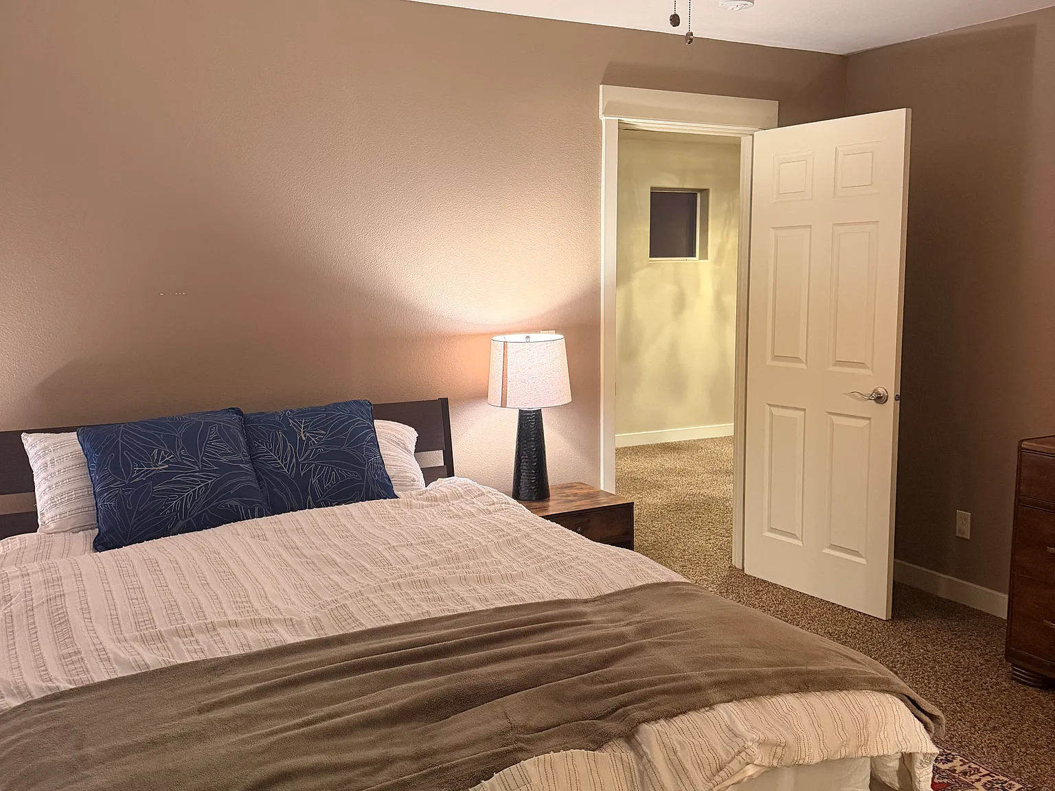4 bed, 3.5 bath, 2500 sqft, $1,100 — Photo 1