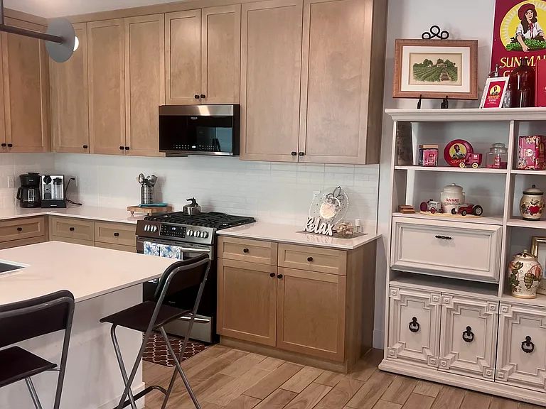 2712 E Tamarind Dr — Photo 2