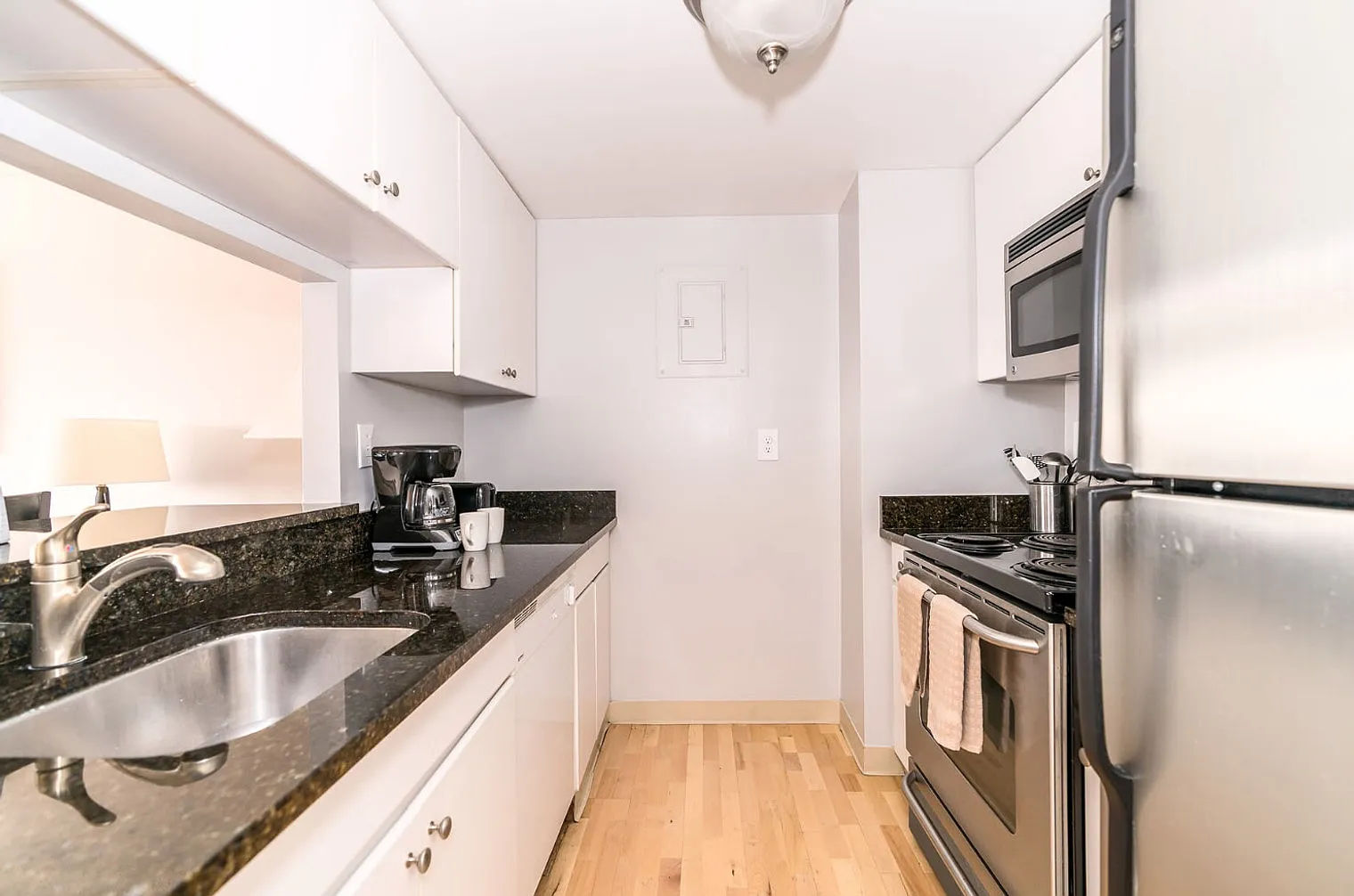 1 bed, 1.0 bath, 592 sqft, $3,468 — Photo 3
