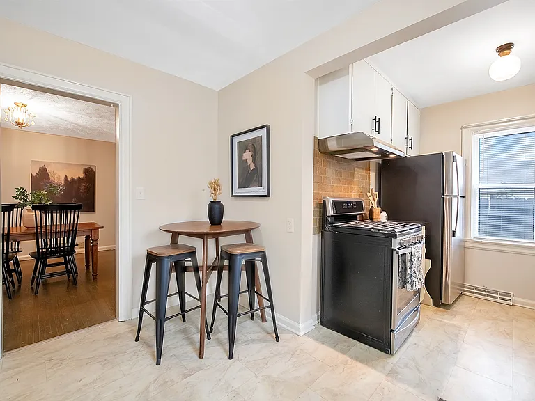 556 S Belmont St — Photo 10