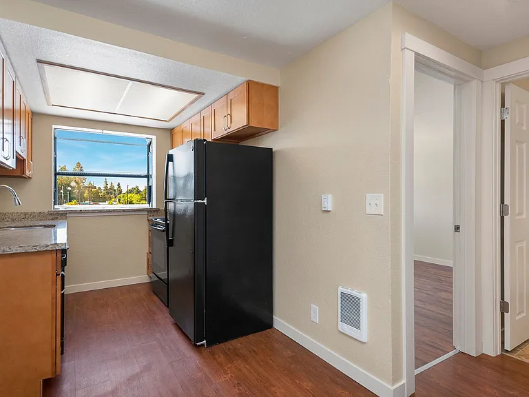 Newland Apartments — Photo 8